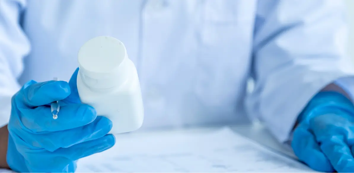 Una química revisando un frasco de muestra