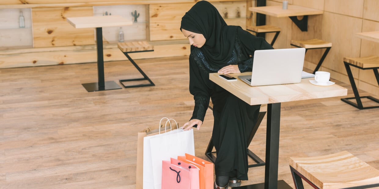 A picture of a Muslim shopper with many bags, highlighting the surge of consumer loyalty trends for Halal consumers. 