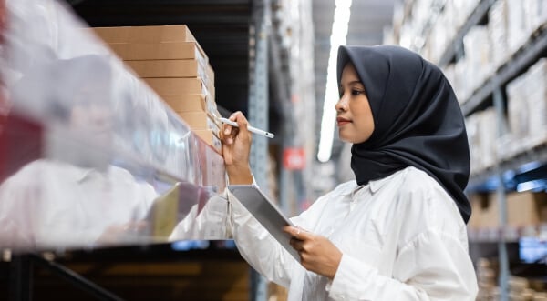 halal-certification-for-logistics man looking at a product